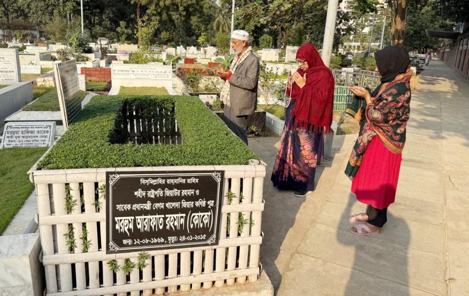 আরাফাত রহমান কোকোর কবর জিয়ারত করলেন সাবেক এমপি লালু