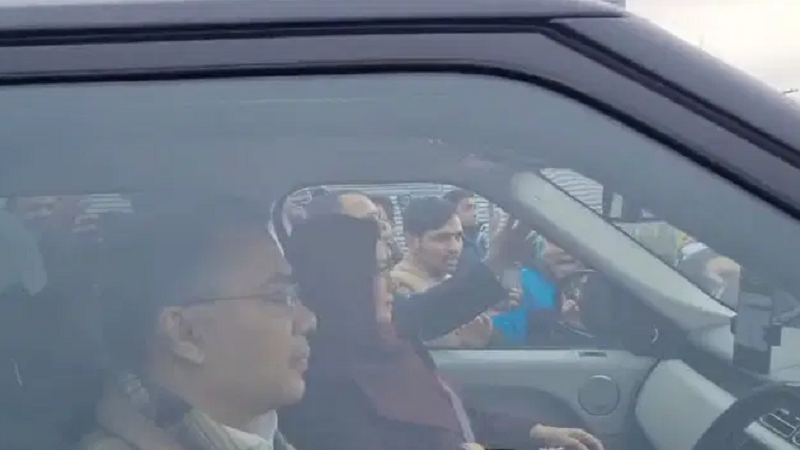 নিজে গাড়ি চালিয়ে মাকে হাসপাতালে নিলেন তারেক রহমান