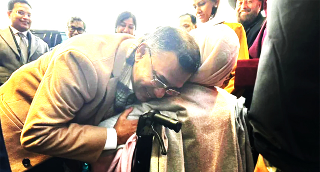 মমতাময়ী মায়ের সান্নিধ্যে নির্বাসিত পুত্র ও পুত্রবধূ