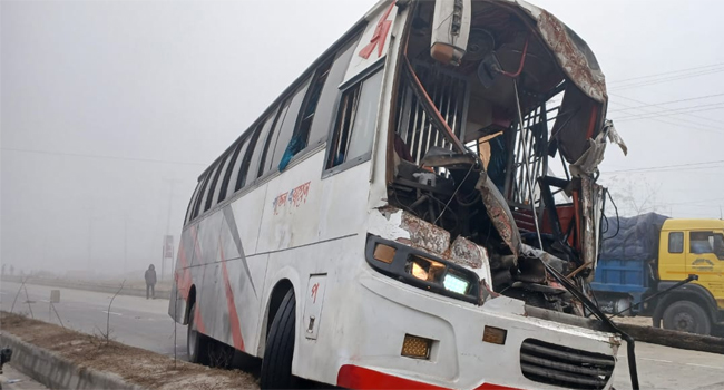 রংপুরে বাস-ট্রাক-মাহিন্দ্রার ত্রিমুখী সংঘর্ষে নিহত ৩