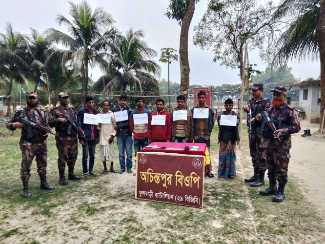 বিরামপুর সীমান্ত থেকে আটক ৮