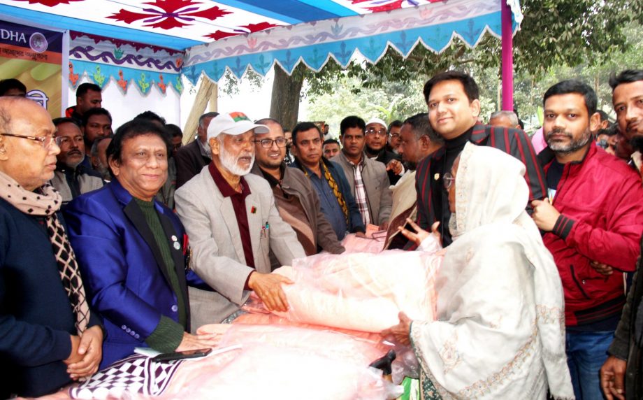বগুড়ায় শীতার্ত মানুষের মাঝে লায়ন্স ক্লাব অব ঢাকা রজনীগন্ধা শীতবস্ত্র বিতরণ