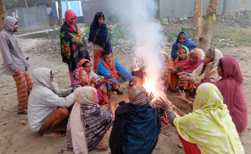 সারিয়াকান্দিতে ঘন কুয়াশার সাথে তীব্র শীতে আগুন পোহাচ্ছে গ্রামের মানুষ
