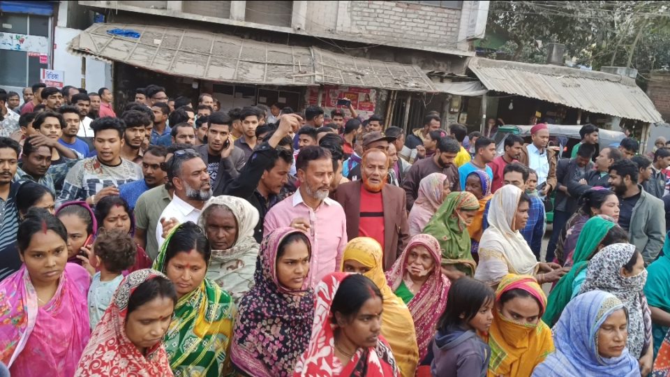 বগুড়ায় শ্রমিকলীগ কর্মীকে নিয়ে দোকান দখলে যুবদল নেতা: এলাকাবাসীর বিক্ষোভ