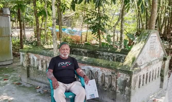 কুড়িগ্রামের রাজারহাটে ১৬ বছর ধরে প্রিয়তমার কবরকে সঙ্গ দিচ্ছেন এটিএম মোস্তফা