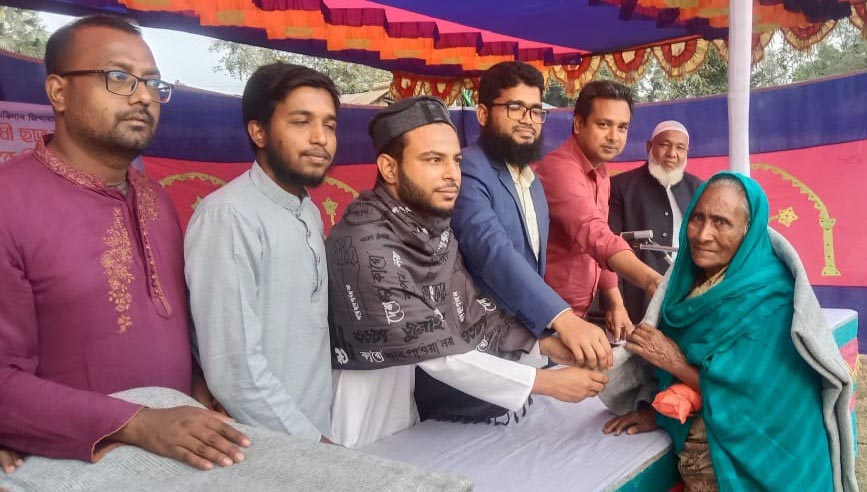 মহাদেবপুরে শীতার্ত মানুষের মাঝে কম্বল বিতরণ