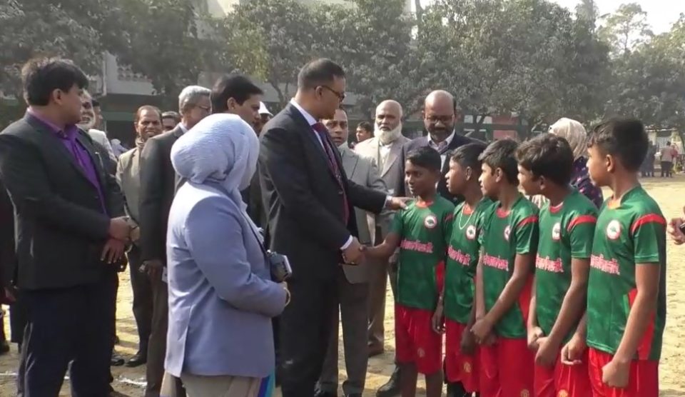 নওগাঁয় প্রাথমিক বিদ্যালয় গোল্ডকাপ ফুটবল টুর্ণামেন্টের উদ্বোধন