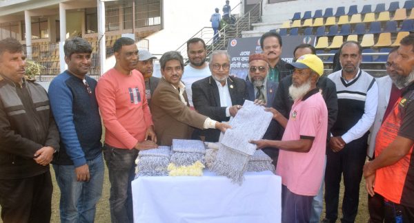শহীদ চান্দু স্টেডিয়ামের গ্রাউন্ডসম্যানদের শীতের উপহার দিলো স্পোর্টস রিপোর্টার্স এসোসিয়েশন