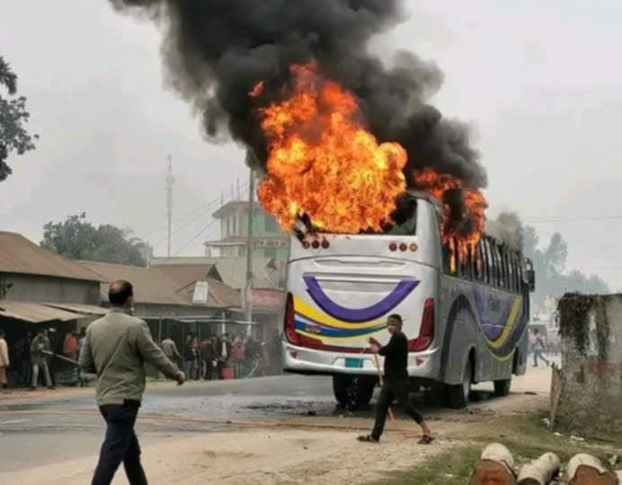 কুড়িগ্রামে দাড়িয়ে থাকা বাসে আগুন, সবকটি আসন পুড়ে ছাই