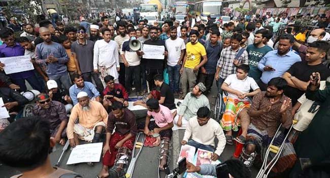 জুলাই গণঅভ্যুত্থানে আহতদের শ্যামলীতে সড়কে অবরোধ, যান চলাচল বন্ধ