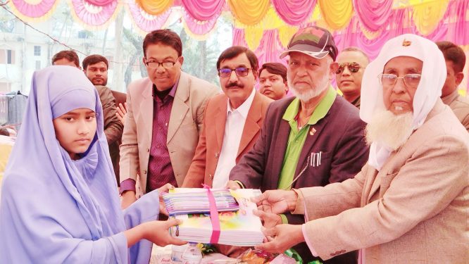 দূর্গাহাটা প্রাক্তন ছাত্রসংঘ উদ্যোগে দরিদ্র ও মেধাবী শিক্ষার্থীদের মাঝে শিক্ষা উপকরণ বিতরণ করলেন প্রধান অতিথি সাবেক এমপি লালু