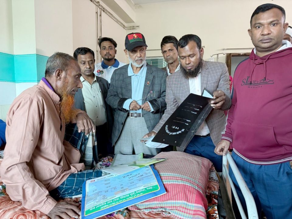 বগুড়ায় অসুস্থ ও অসহায়দের দেখতে হাসপাতালে সাবেক এমপি লালু