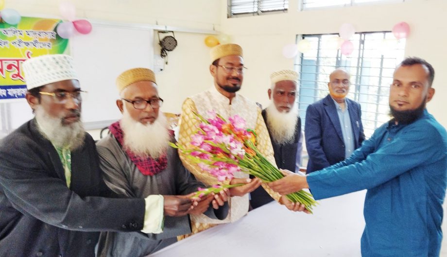 গাবতলীর কামারচট্ট বাটাতননেছা আলিম মাদ্রাসায় বিদায় উপলক্ষে দোয়া ও শিক্ষা উপকরণ বিতরণ