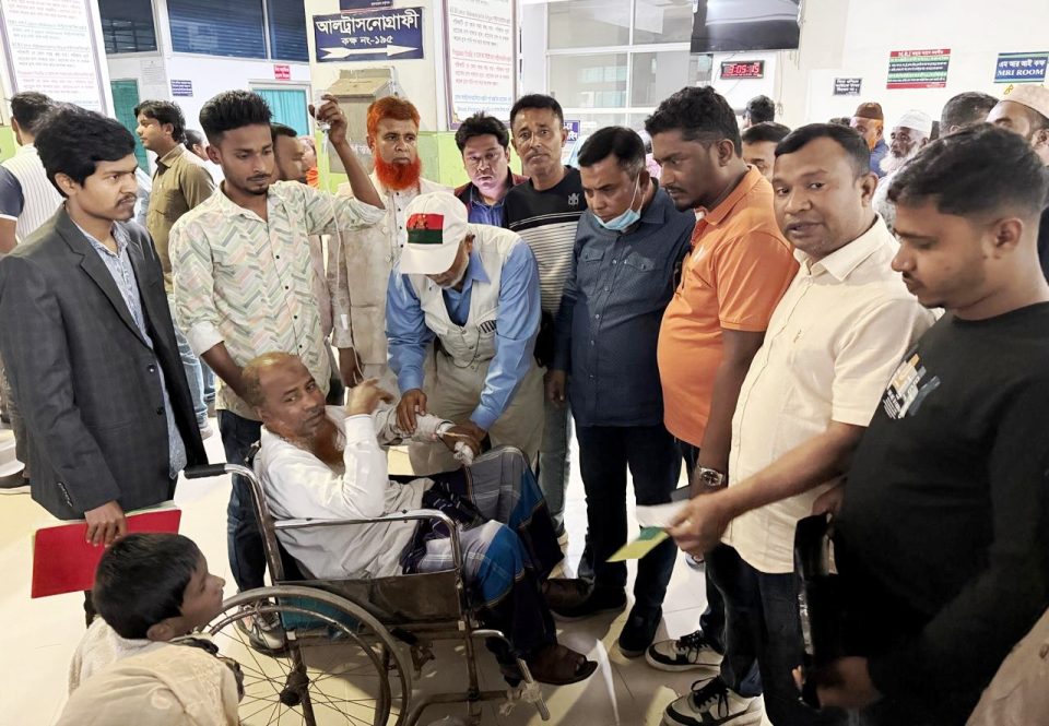 বগুড়ায় অসুস্থদের দেখতে হাসপাতালে সাবেক এমপি লালু