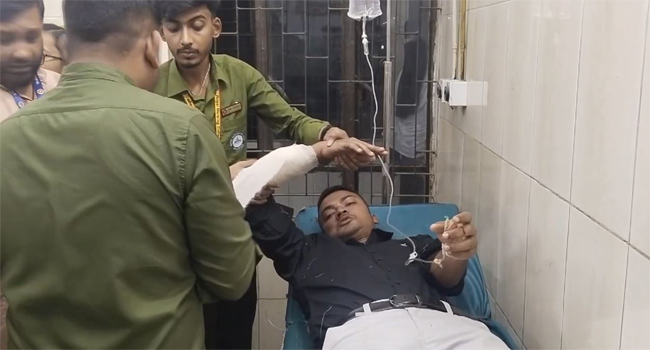গাজীপুরে ডিসি অফিসের সামনে বৈষম্যবিরোধী ছাত্র আন্দোলনের কর্মীকে গুলি,সর্বত্র উত্তেজনা