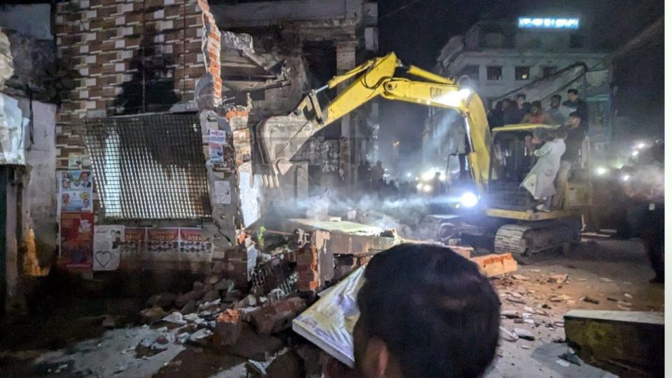 গুঁড়িয়ে দেওয়া হলো বগুড়া জেলা আ’লীগ কার্যালয় , জাপা ও জাসদ কার্যালয়ে হামলা-ভাঙচুর