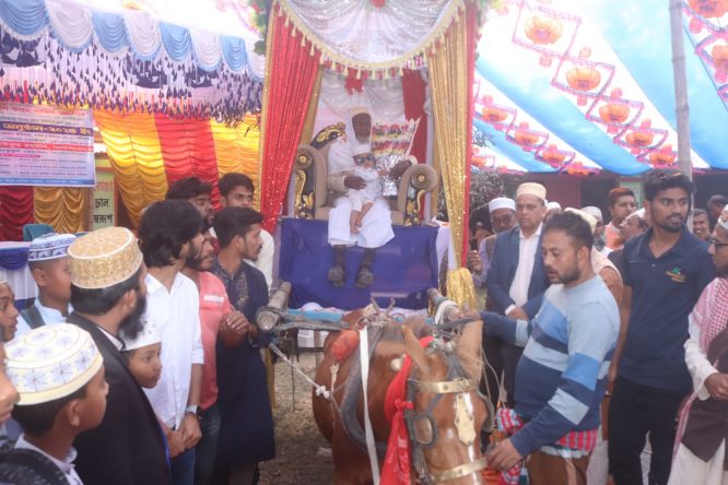 ঘোড়ার গাড়ীতে মাদ্রাসা সুপারের রাজকীয় বিদায়