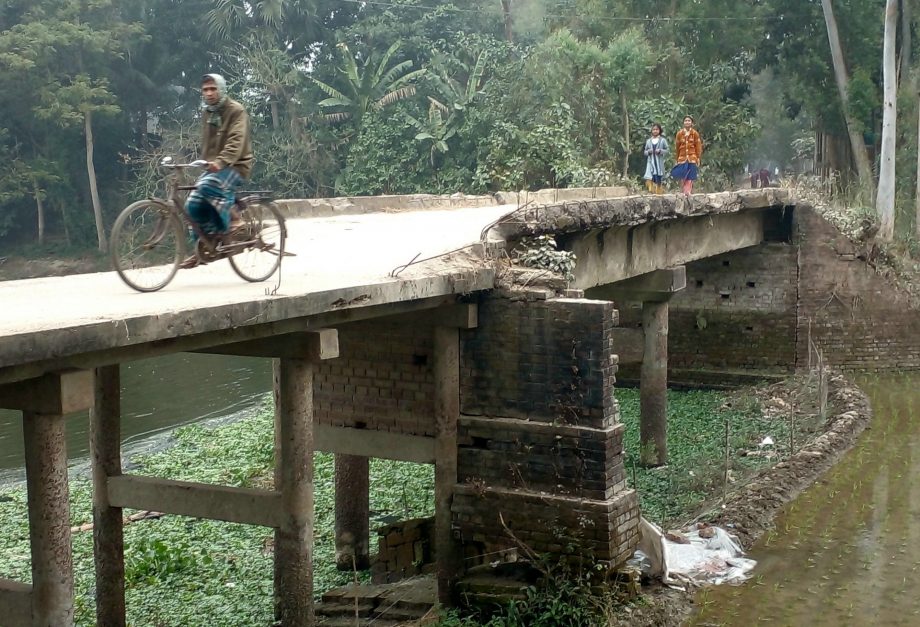 সিরাজগঞ্জের রায়গঞ্জ লক্ষিকোলা সেতু যেন মরণ ফাঁদ