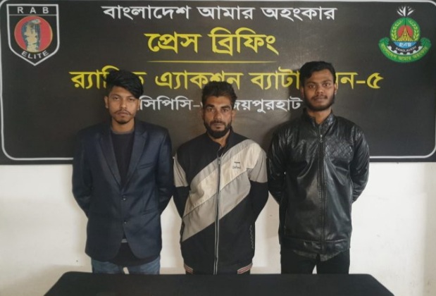 বদলগাছীতে মাদকদ্রব্য সহ ৩ জনকে আটক করেছে র‍্যাব-৫ এর সদস্যরা