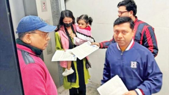 আওয়ামী লীগের লিফলেট বিতরণ বিসিএস ৩১তম ব্যাচের কর্মকর্তাদের
