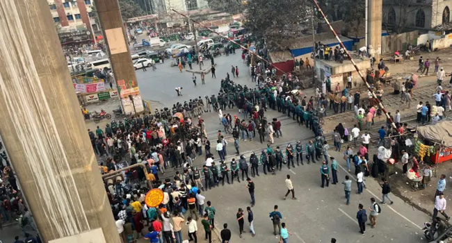 তিতুমীর কলেজ শিক্ষার্থীদের মহাখালী অবরোধ, ট্রেন চলাচল বন্ধ