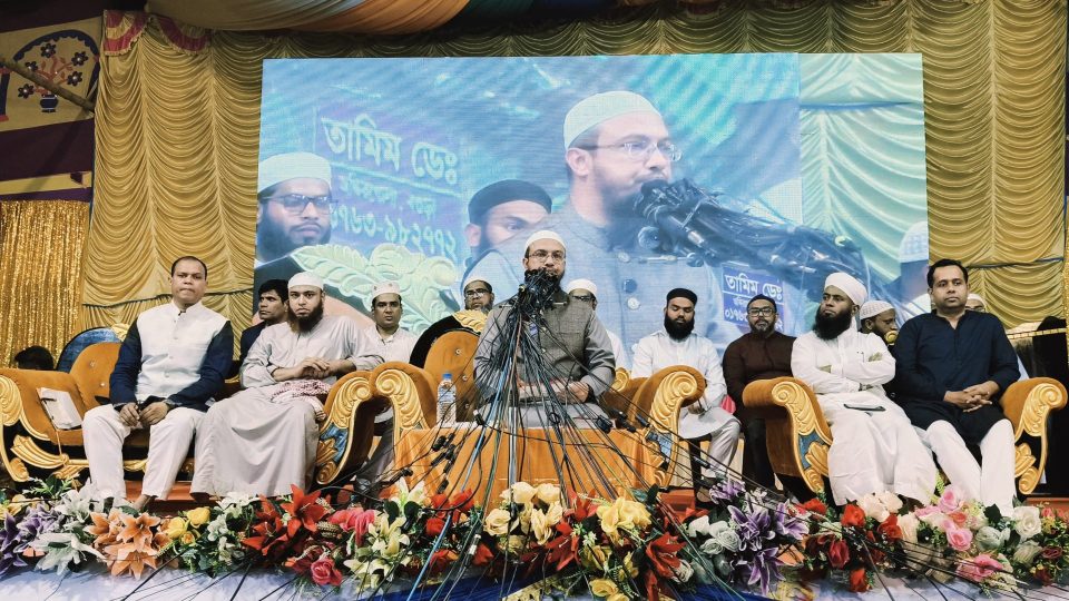পদ্মপাড়ার মসজিদে আর রহমান প্রাঙ্গনে শায়খ আহমাদুল্লাহর বয়ান শুনলেন হাজারো মানুষ
