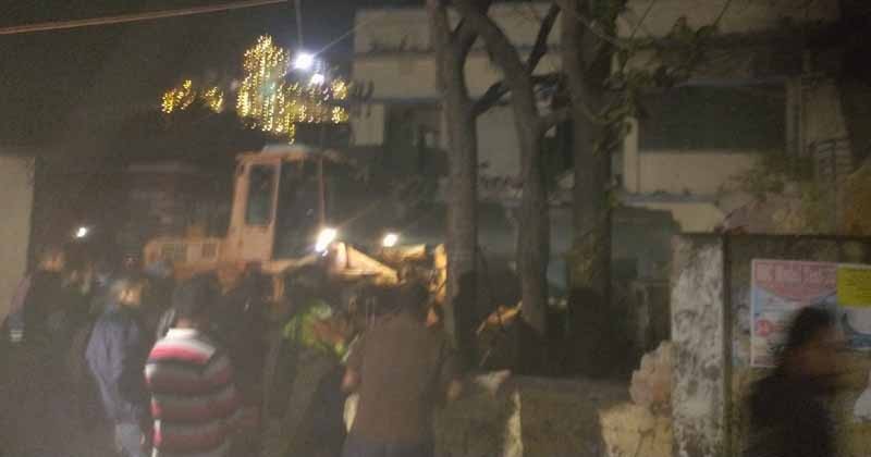 বরিশালে বুলডোজার দিয়ে গুঁড়িয়ে দেয়া হয়েছে হাসানাত আব্দুল্লাহ ও সাদিক আবদুল্লাহর বাসভবন