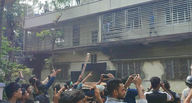 ওবায়দুল কাদেরের বাড়িতে হামলা-ভাঙচুর
