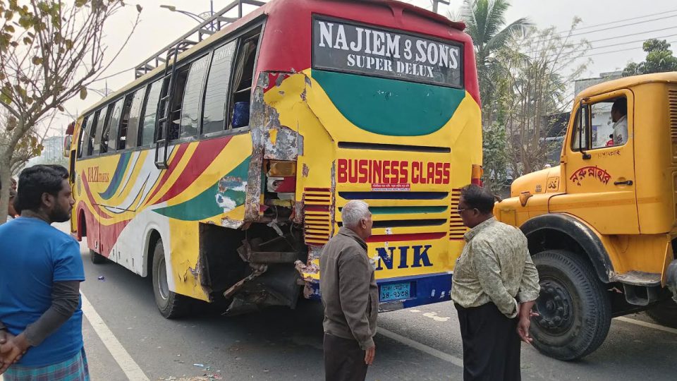 পিকনিক বাসে ট্রাকের ধাক্কা, প্রাণে বাঁচল অর্ধশত শিক্ষার্থী