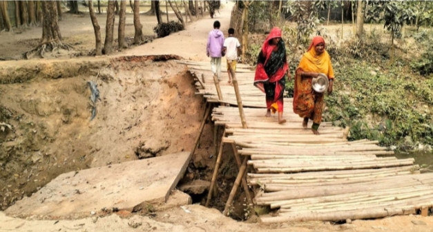 উলিপুরে দেড় বছরেও পুনঃনির্মাণ হয়নি ব্রিজ, ভোগান্তিতে ১০ গ্রামের ২০ হাজার মানুষ