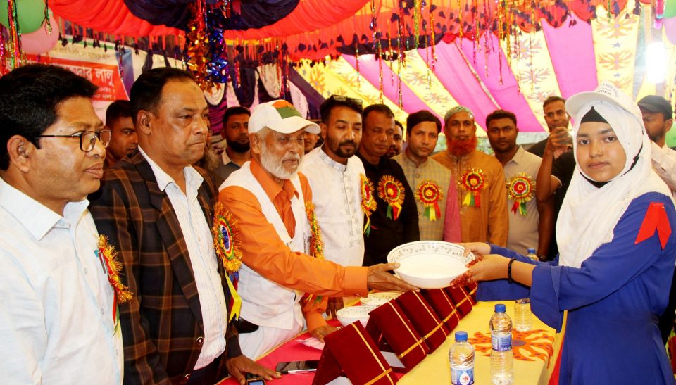 শাজাহানপুরে আশেকপুর-চকজোড়া পারতেখুর যুক্ত উচ্চ বিদ্যালয়ে বার্ষিক ক্রীড়া প্রতিযোগিতায় সাবেক এমপি লালু