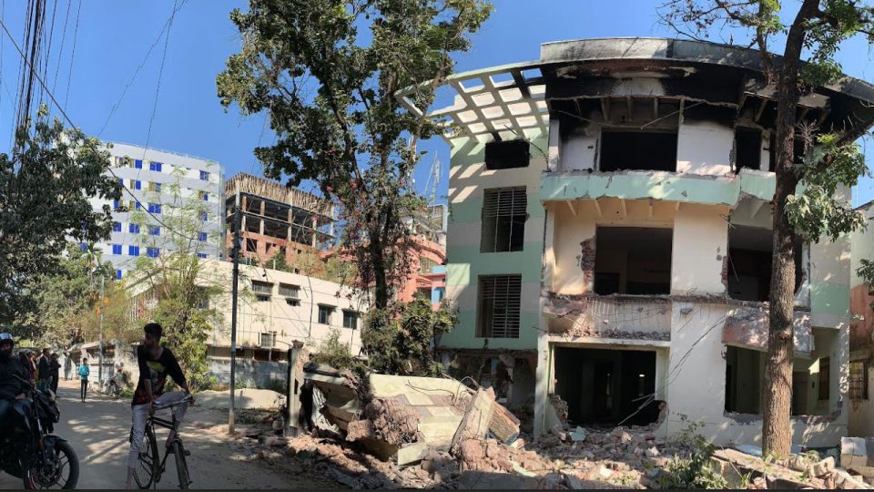 বুলডোজার দিয়ে ভাঙা হলো রাসিকের সাবেক মেয়র লিটনের বাড়ি