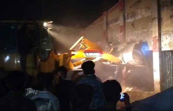 পাবনায় গুড়িয়ে দেয়া হলো আ.লীগ কার্যালয়; শেখ পরিবারের নামফলক ভাংচুর