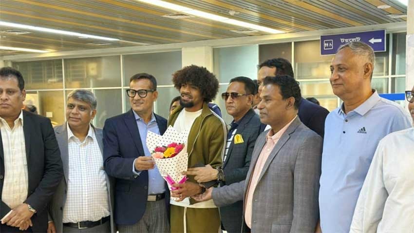 দেশে পৌঁছেছেন হামজা চৌধুরী, এয়ারপোর্টে সমর্থকদের ভিড়