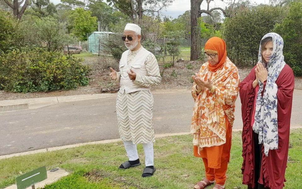 অস্ট্রেলিয়া সিডনি শহরের ছোট বোন এর কবর জিয়ারত  করলেন সাবেক এমপি লালু