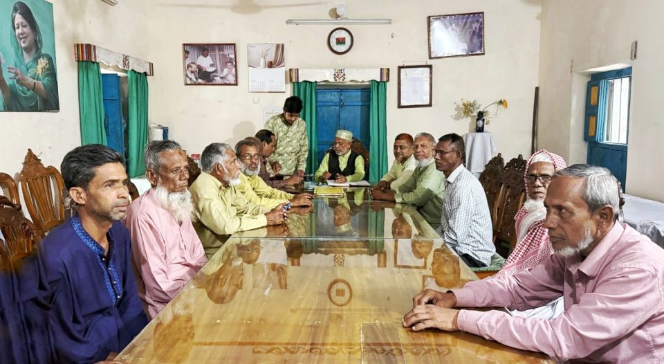 কলাকোপা “আজাদ মঞ্জিলে” কলাকোপা সুবাদ বাজার শিল্প এলাকার নিয়ন্ত্রণ কমিটির জরুরী সভায় সাবেক এমপি লালু