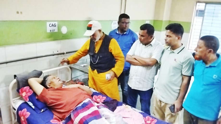 বগুড়ায় অসুস্থ রোগীদের দেখতে হাসপাতালে সাবেক এমপি লালু