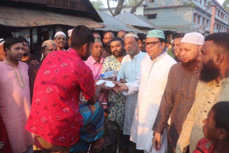 পথচারীদের মাঝে শাজাহানপুর উপজেলা মৎসজীবী দলের ইফতার বিতরণ