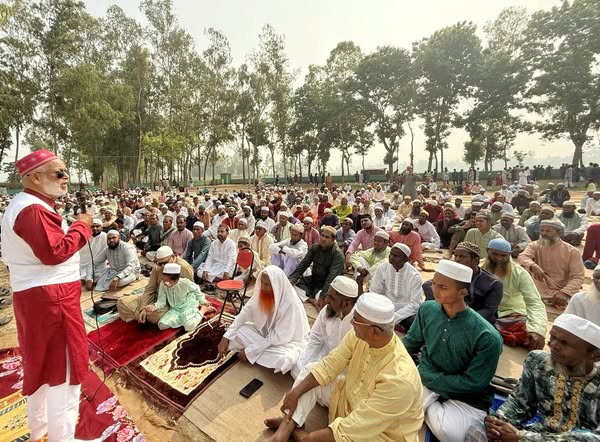 বালিয়াদিঘী কেন্দ্রীয় ঈদগাহ মাঠে ঈদের নামাজ আদায় করলেন সাবেক এমপি লালু