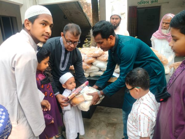 বগুড়ায়ায় ইয়াতিমদের মাঝে ঈদ সামগ্রী পৌঁছে দিলো আমরা ক’জন শিল্পী গোষ্ঠী