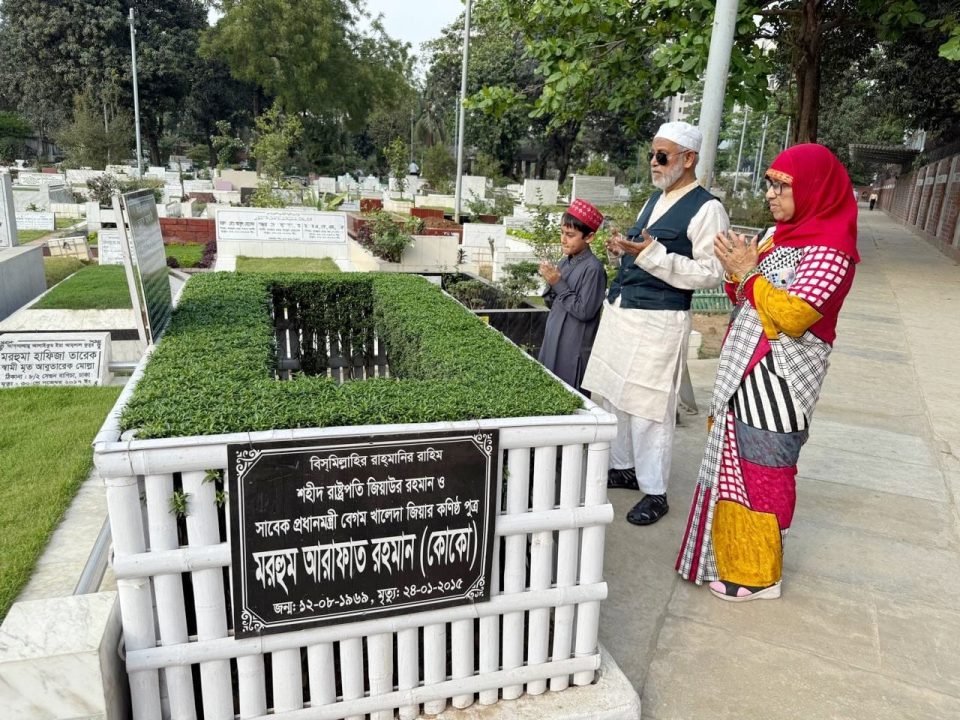 আরাফাত রহমান কোকোর কবর জিয়ারত করেন সাবেক এমপি লালু