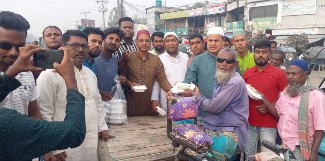 নন্দীগ্রামে ছাত্রদলের উদ্যোগে কর্মজীবী মানুষের মাঝে ইফতার বিতরণ