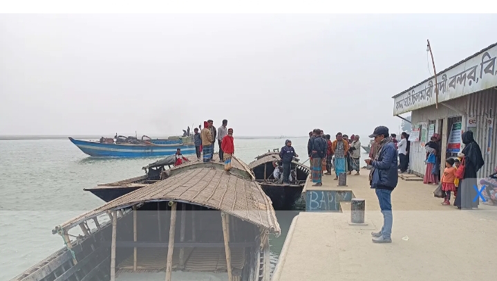 ঈদযাত্রায় যানজট এড়াতে ঘরমুখো মানুষের পছন্দের তালিকায় ব্রহ্মপুত্র নৌপথ