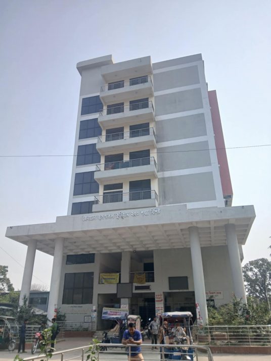 কুড়িগ্রাম জেনারেল হাসাপাতালে চিকিৎসক নেই, সেবা দিচ্ছে এ্যানেসথিয়া অ্যাসিস্ট্যান্ট, ডিএমএফ