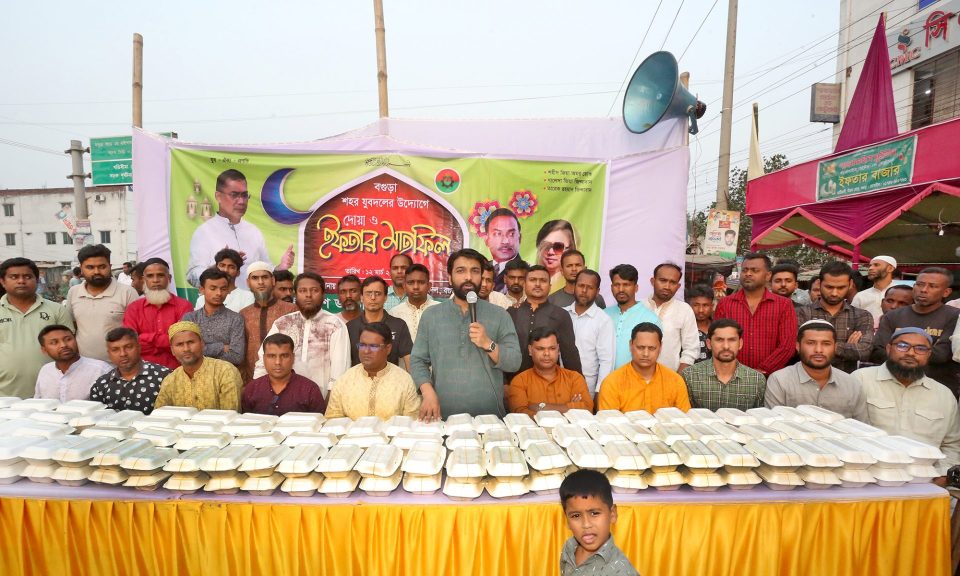 পবিত্র মাহে রমজান উপলক্ষে বগুড়া শহর যুবদলের ইফতার বিতরণ
