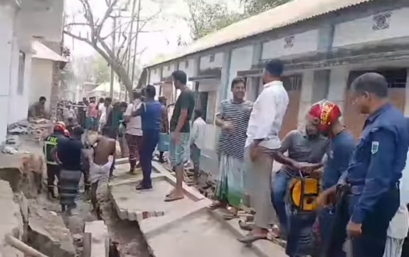 সিরাজগঞ্জে ড্রেন নির্মাণ করতে দেয়াল চাপায় নিহত ২ আহত ৩