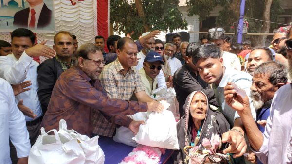 বগুড়ার জিয়া বাড়িতে অসহায় মানুষের মাঝে ঈদ সামগ্রী বিতরণ