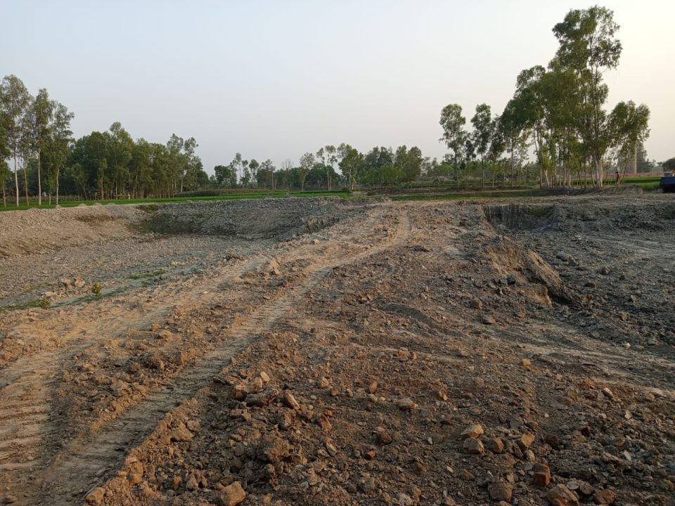 রায়গঞ্জে অবৈধভাবে খাস সম্পত্তি দখল করে মাটি বিক্রির অভিযোগ