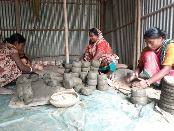 বাংলা নববর্ষ ঘিরে বাহারি পণ্য প্রস্তুতে ব্যস্ত সময় কাটাচ্ছেন রায়গঞ্জ উপজেলার মৃৎশিল্পীরা