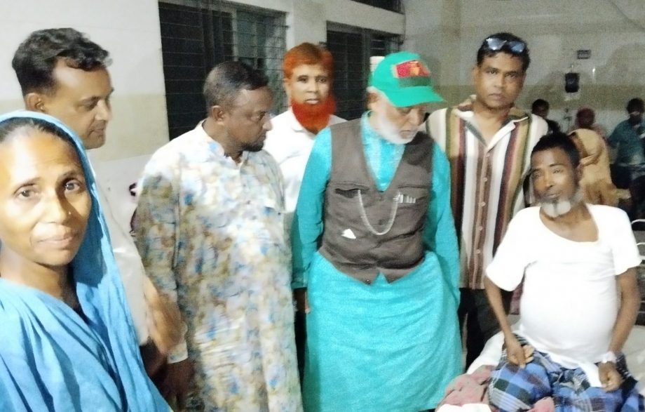 বগুড়ায় অসুস্থ রোগীদের দেখতে হাসপাতালে সাবেক এমপি লালু